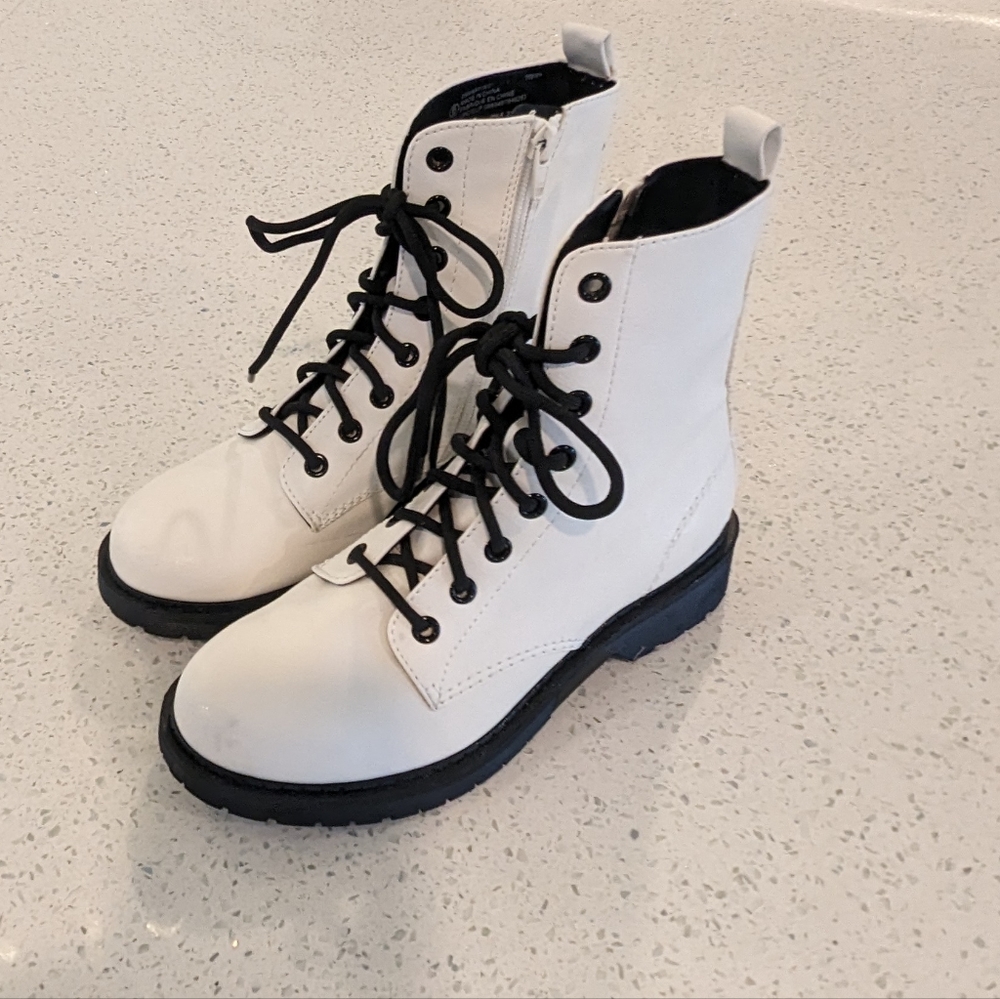 Like new White lace up combat boots, with side zipper.